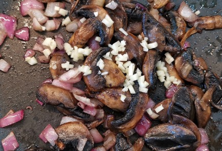 Фото шага рецепта Грибная похлебка со свеклой и индейкой 152855 шаг 3  