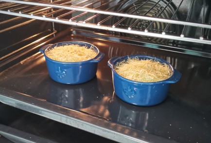 Фото шага рецепта Грибной жюльен с творожным сыром и пармезаном 152504 шаг 12  