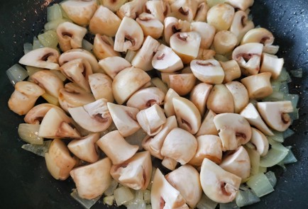 Фото шага рецепта Грибной жюльен с творожным сыром и пармезаном 152504 шаг 4  