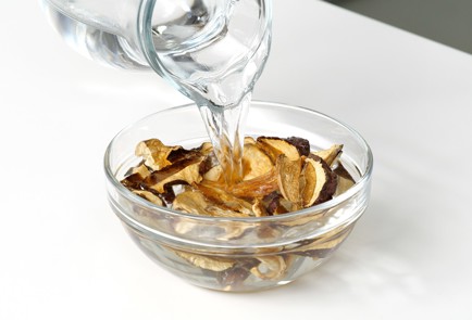 Фото шага рецепта Грибной бульон 151790 шаг 1  