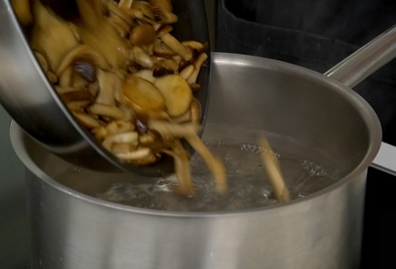 Фото шага рецепта Грибной суп 18620 шаг 2  