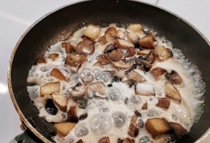 Фото шага рецепта Грибной жюльен с камамбером 173335 шаг 6  