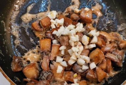 Фото шага рецепта Грибной жюльен с камамбером 173335 шаг 7  