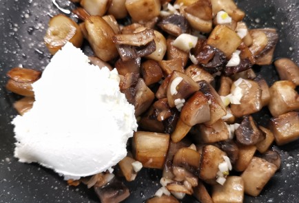 Фото шага рецепта Грибной жюльен с маслинами 173407 шаг 6  