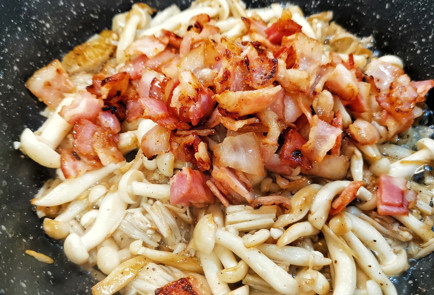 Фото шага рецепта Грибы шимеджи и эноки с беконом 151681 шаг 10  