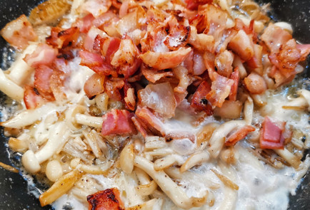 Фото шага рецепта Грибы шимеджи и эноки с беконом 151681 шаг 11  