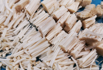 Фото шага рецепта Грибы шимеджи и эноки с беконом 151681 шаг 3  