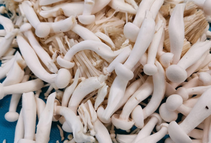 Фото шага рецепта Грибы шимеджи и эноки с беконом 151681 шаг 4  