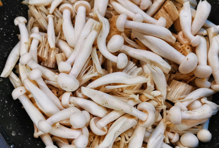 Фото шага рецепта Грибы шимеджи и эноки с беконом 151681 шаг 5  