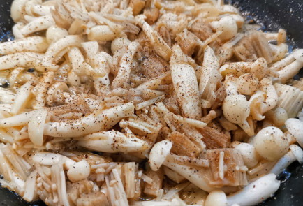 Фото шага рецепта Грибы шимеджи и эноки с беконом 151681 шаг 7  