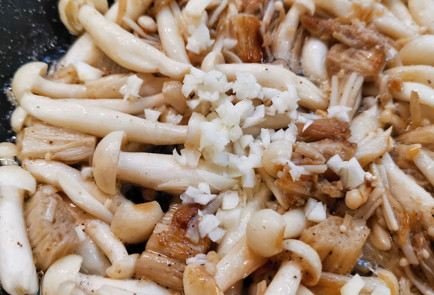 Фото шага рецепта Грибы шимеджи и эноки с беконом 151681 шаг 9  