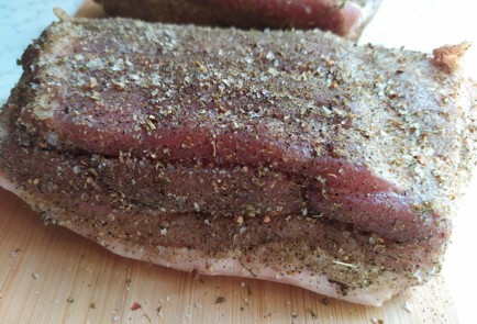 Фото шага рецепта Грудинка на сковородке в пиве 189877 шаг 2  