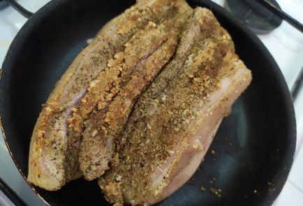 Фото шага рецепта Грудинка на сковородке в пиве 189877 шаг 3  