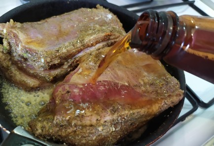 Фото шага рецепта Грудинка на сковородке в пиве 189877 шаг 4  