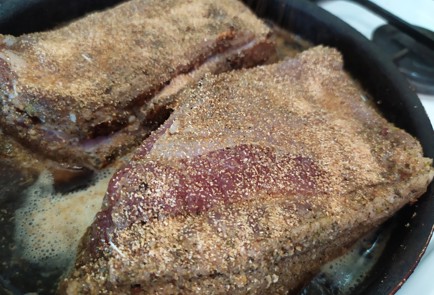 Фото шага рецепта Грудинка на сковородке в пиве 189877 шаг 5  