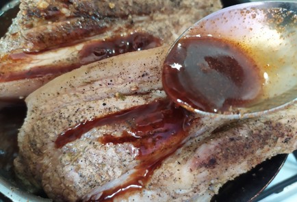 Фото шага рецепта Грудинка на сковородке в пиве 189877 шаг 7  