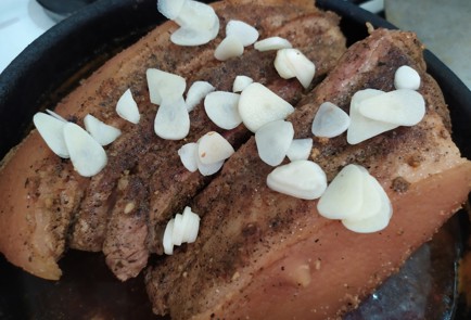 Фото шага рецепта Грудинка на сковородке в пиве 189877 шаг 8  