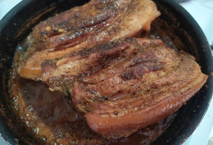 Фото шага рецепта Грудинка на сковородке в пиве 189877 шаг 9  