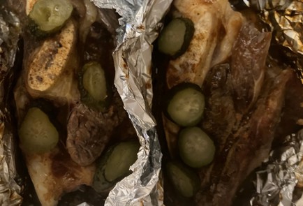 Фото шага рецепта Грудинка с барбекю и солеными огурцами 189241 шаг 10  