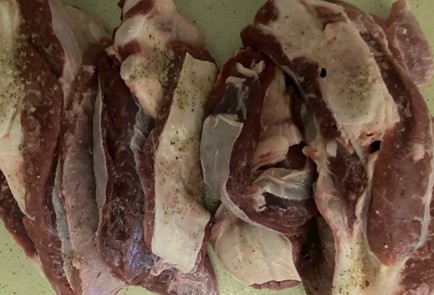 Фото шага рецепта Грудинка с барбекю и солеными огурцами 189241 шаг 2  