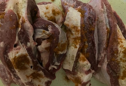 Фото шага рецепта Грудинка с барбекю и солеными огурцами 189241 шаг 3  