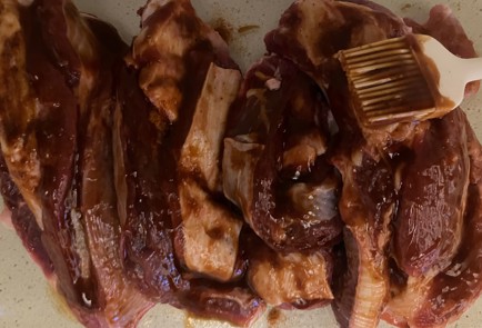 Фото шага рецепта Грудинка с барбекю и солеными огурцами 189241 шаг 4  