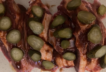 Фото шага рецепта Грудинка с барбекю и солеными огурцами 189241 шаг 5  