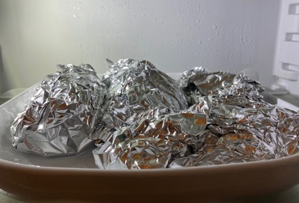 Фото шага рецепта Грудинка с барбекю и солеными огурцами 189241 шаг 7  