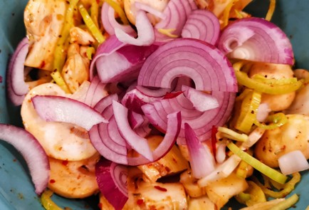 Фото шага рецепта Грудка индейки с пикантными грибочками 152914 шаг 10  