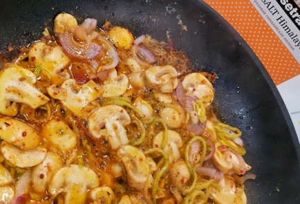 Фото шага рецепта Грудка индейки с пикантными грибочками 152914 шаг 13  