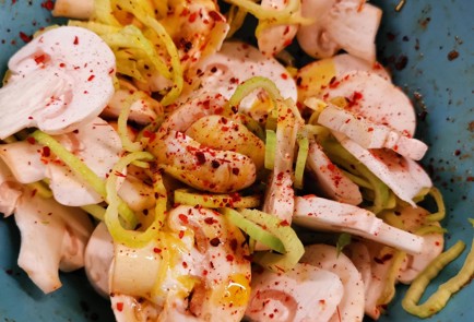 Фото шага рецепта Грудка индейки с пикантными грибочками 152914 шаг 9  