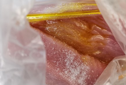 Фото шага рецепта Грудка индейки обжаренная на сковороде гриль 152850 шаг 3  