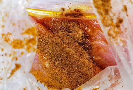 Фото шага рецепта Грудка индейки обжаренная на сковороде гриль 152850 шаг 4  