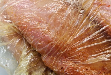 Фото шага рецепта Грудка индейки обжаренная на сковороде гриль 152850 шаг 6  