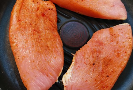 Фото шага рецепта Грудка индейки обжаренная на сковороде гриль 152850 шаг 7  