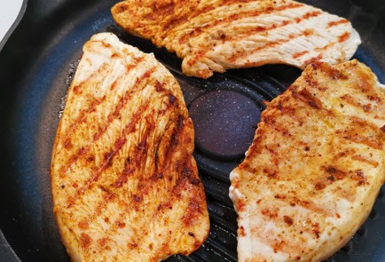 Фото шага рецепта Грудка индейки обжаренная на сковороде гриль 152850 шаг 8  