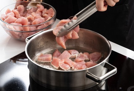 Фото шага рецепта Грудка индейки тушенная с черносливом 151862 шаг 3  