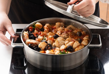 Фото шага рецепта Грудка индейки тушенная с черносливом 151862 шаг 6  