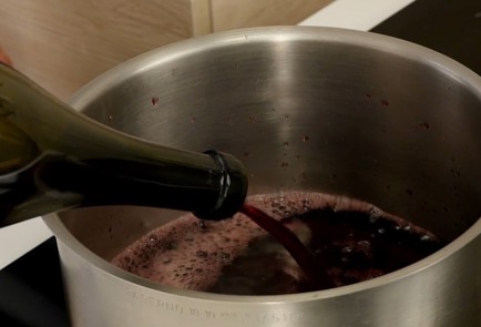 Фото шага рецепта Груши в вине 125675 шаг 2