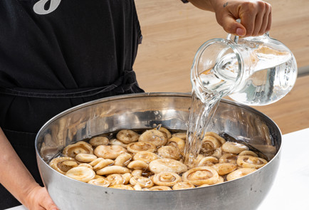 Фото шага рецепта Грузди на зиму горячим способом 190153 шаг 2  