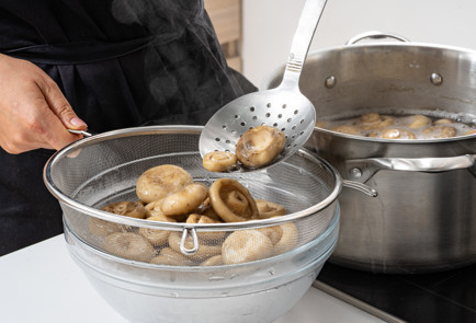 Фото шага рецепта Грузди на зиму горячим способом 190153 шаг 6  
