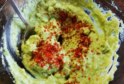 Фото шага рецепта Гуакамоле 189482 шаг 2  