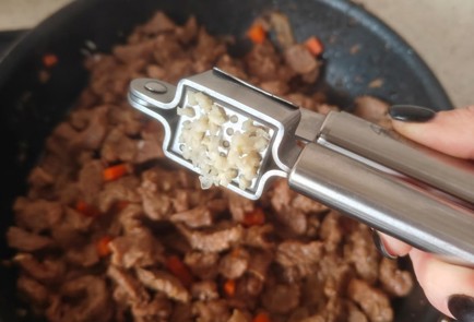 Фото шага рецепта Гуляш говяжий с морковью 175761 шаг 9  