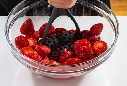 Фото шага рецепта Густое варенье из клубники с пектином 189939 шаг 3  