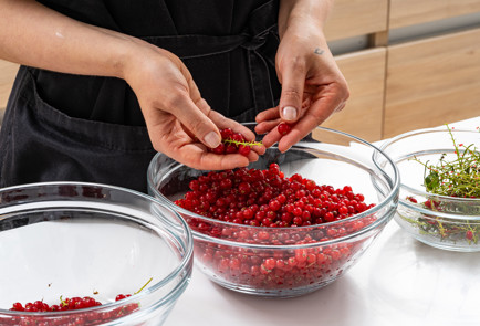 Фото шага рецепта Густое варенье из красной смородины 189941 шаг 2  