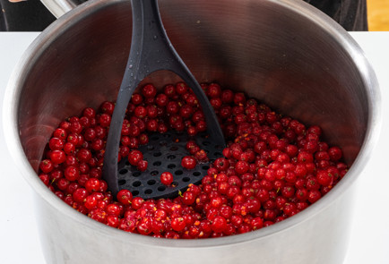 Фото шага рецепта Густое варенье из красной смородины 189941 шаг 3  