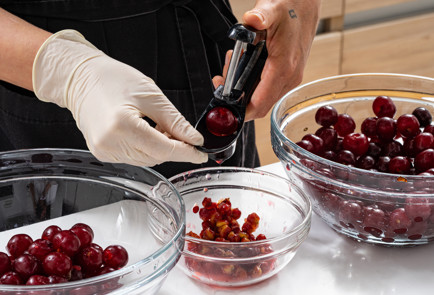 Фото шага рецепта Густое вишневое варенье с целыми ягодами 189940 шаг 2  