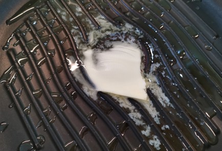 Фото шага рецепта Халуми с карри на сковороде 186513 шаг 2  