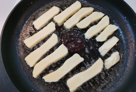 Фото шага рецепта Халуми с карри на сковороде 186513 шаг 3  