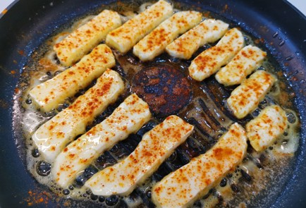 Фото шага рецепта Халуми с карри на сковороде 186513 шаг 4  